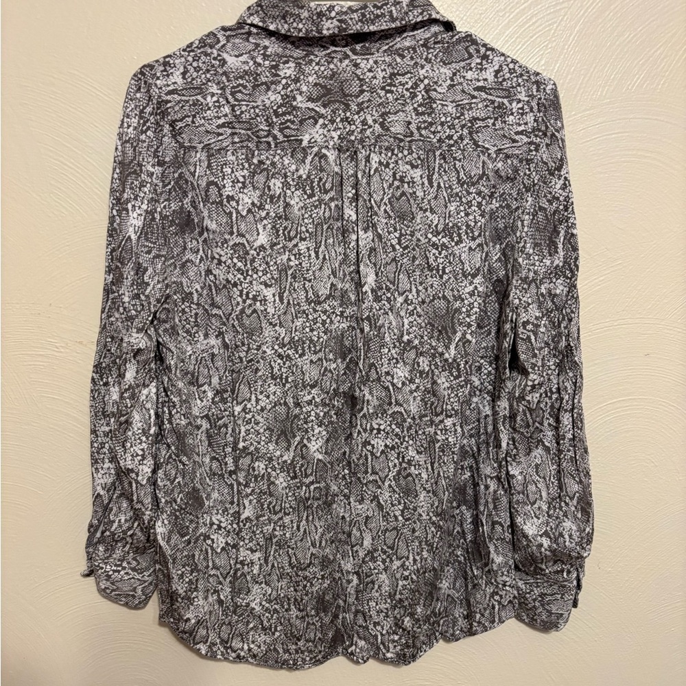 Chico’s Snakeskin Print Button Front Blouse Size 1 (US 8/10) Modal - Picture 8 of 8